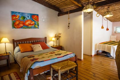 Una de las habitaciones de Inti Watana, decorada con tejidos norteños y muebles hechos por artesanos de la zona.