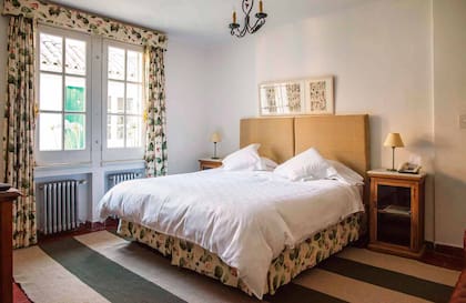 Una de las habitaciones de la posada Ave María a pocos kilómetros de Tandil.