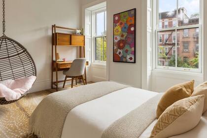 Una de las habitaciones de la propiedad, con vista a las calles de Brooklyn