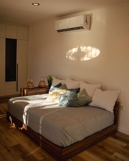 Una de las habitaciones de Villa Kamiare, decoradas con calidez y confort.