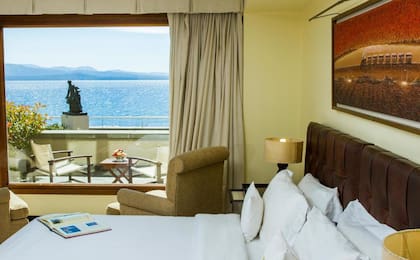 Una de las habitaciones del hotel El Casco, en Bariloche, con obras adentro y afuera