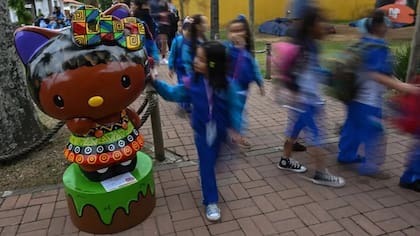 Una de las Hello Kitty que forman parte del desfile para celebrar el 50 aniversario del personaje, en el Bioparque de Río de Janeiro, Brasil