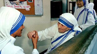 Una de las hermanas misiones besa la mano de la Madre Teresa
