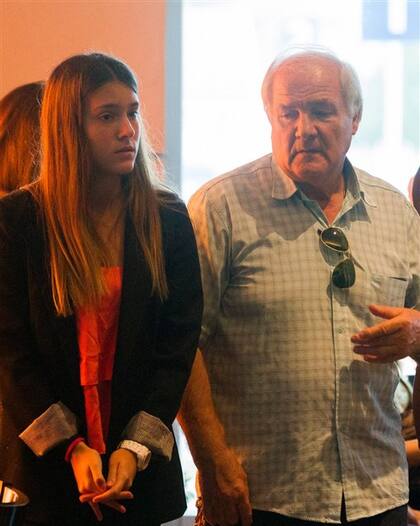 Una de las hermanas y el padre de Menegazzo