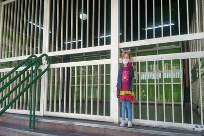 Una de las hijas de Costanzo quiso pasar por su colegio en su primer salida recreativa