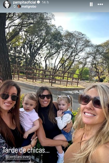 Una de las historias compartida por la modelo, rodeada de sus amigas y junto a su hija Ana