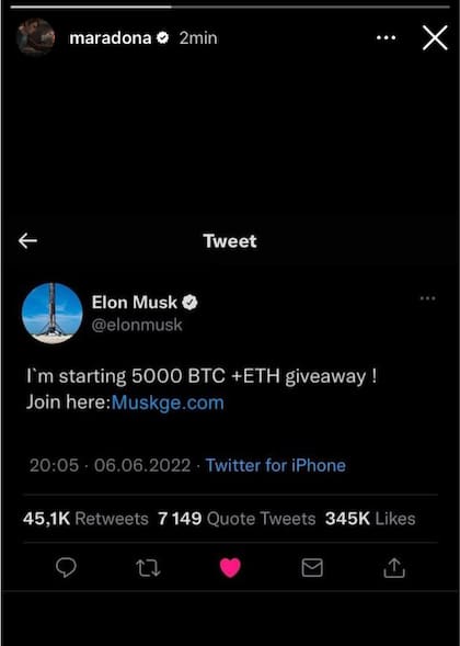 Una de las historias con tuit de Elon Musk que se subieron al perfil de Instagram de Maradona.