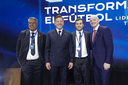 Una de las imágenes compartidas por Tapia lo muestran junto a Infantino, Domínguez y Stefano Di Carlo, presidente de River Plate