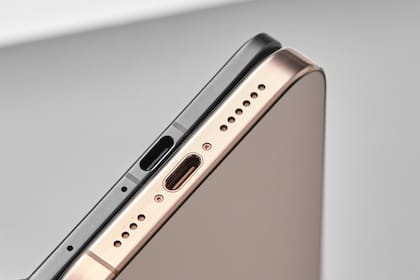 Una de las imágenes con las que Oppo promociona su nuevo plegable Find N5: es tan delgado como lo permite el conector USB-C