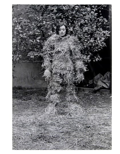 Una de las imágenes de la serie 'El cuerpo cubierto de paja', de 1975