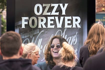 Una de las imágenes de Ozzy Osbourne desplegadas por la ciudad, en medio de la multitud que salió a las calles a despedir al músico