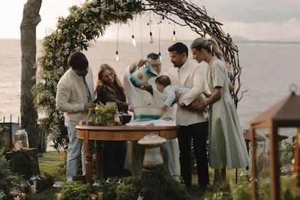 Una de las imágenes del bautismo, que fue celebrado por un sacerdote de Santa
María de la Candelaria, la iglesia que está ubicada en la península