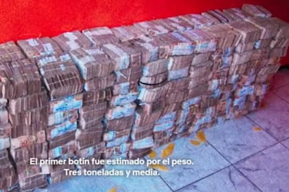 Una de las imágenes del documental muestra la dimensión de la cantidad de dinero robada.