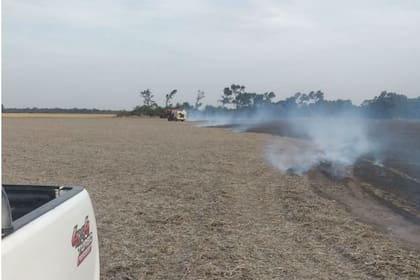 Una de las imágenes del incendio que afectó 200 hectáreas de rastrojo de soja