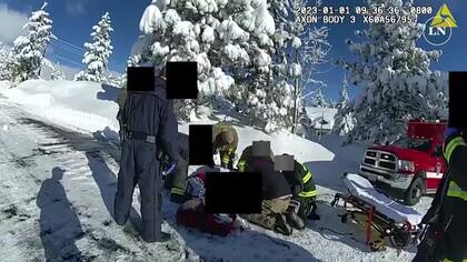 Una de las imágenes difundidas por la policía del rescate del actor Jeremy Renner después del accidente, en enero de este año