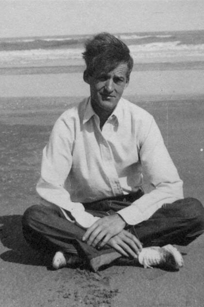 Una de las imágenes más conocidas de Luis Federico Leloir en la costa argentina, que inspiró su actual estatua