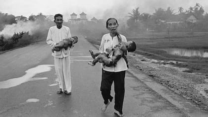 Una de las imágenes más emblemáticas y escalofriantes de la guerra: la de estos vietnamitas que, tras un ataque, huyen de su aldea con sus hijos abrasados por el napalm