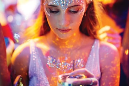 Una de las imágenes más lindas: ella con un maquillaje artístico hecho con piedras brillantes.