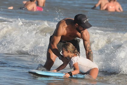 Una de las imágenes más tiernas: Agustín enseñándole a barrenar las olas a su hija Frani.