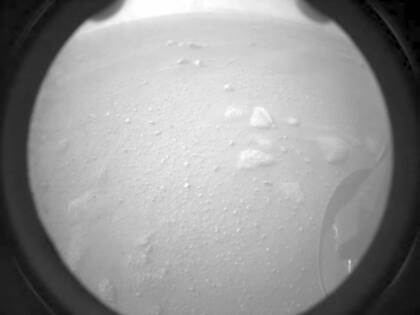 Una de las imágenes muestra la parte trasera de la nave y el paisaje rocoso de Marte