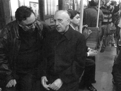 Una de las imágenes que ayer recorrió el mundo: Bergoglio viajando en el subte de Buenos Aires, en 2008