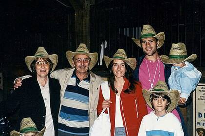 Con sus padres, su mujer y sus hijos, en una imagen de archivo. Barcelona es la ciudad que lo adoptó.