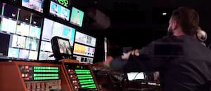 El canal levantó su programación, en pantalla muestra imágenes aleatorias y hay más de 100 empleados sin respuesta