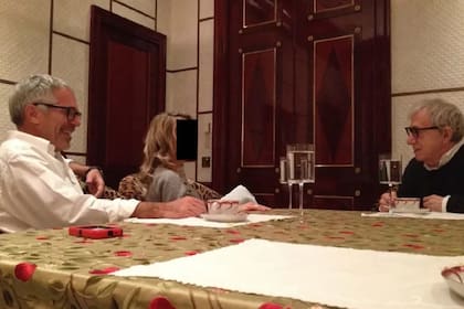 Una de las imágenes que muestran a un sonriente Jeffrey Epstein junto a Allen y una joven mujer cuya identidad se mantiene en reserva