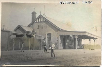 Una de las imágenes que se exhiben en el museo de Faro. La leyenda dice: "Los hijos del jefe de la estación, circa 1940".