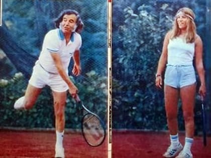 Una de las imágenes tomadas en la primera clase de tenis de María Cristina Sotelo al entonces gobernador Carlos Menem. "Fue una operación de prensa, solo querían las fotos", recordó la tenista.