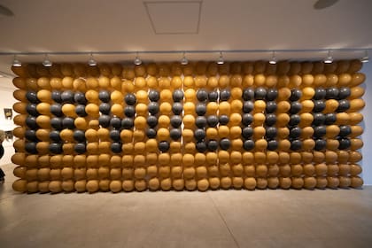 Una de las instalaciones colectivas recibe a los visitantes al ingresar al Espacio de Arte.