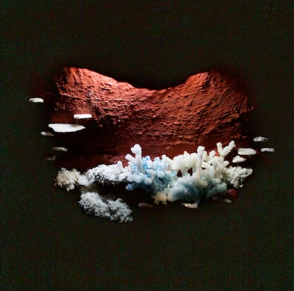 Una de las instalaciones de Andrés Paredes es una gruta con cristales sintéticos producidos con bórax