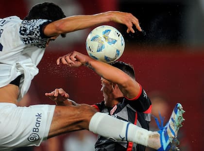 Una de las jugadas polémicas entre Barracas e Independiente