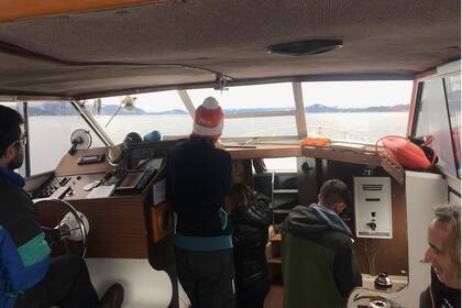 Una de las lanchas privadas que traslada a 8 turistas desde Villa La Angostura hasta Bahía Lopez, en Bariloche