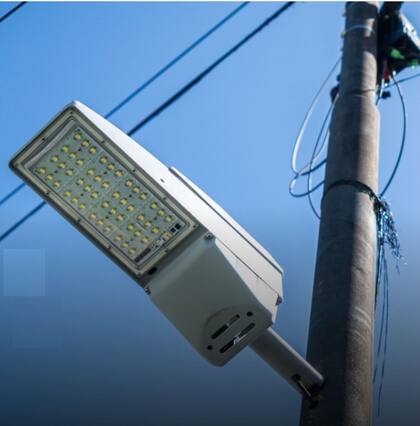 Una de las luminarias, ya en su sitio