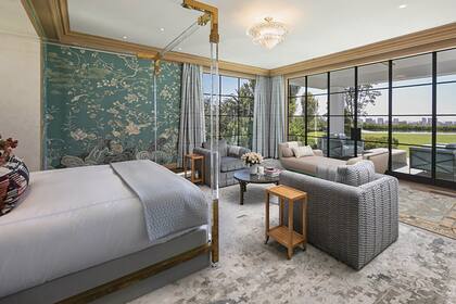 Una de las luminosas habitaciones en la planta baja.