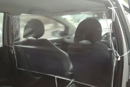 Una de las mamparas sanitarias promocionadas en Mercado Libre