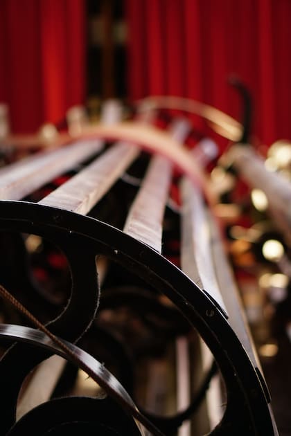 Una de las máquinas de madera importadas de Bélgica hace cien años "para erradicar la pobreza" y recuperada por la hilandería Warmi después de décadas de abandono.