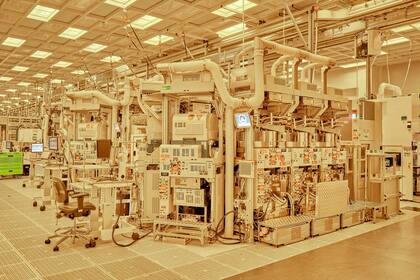 Una de las máquinas se utiliza para grabar los materiales a partir de las láminas de silicio mientras se fabrican los chips