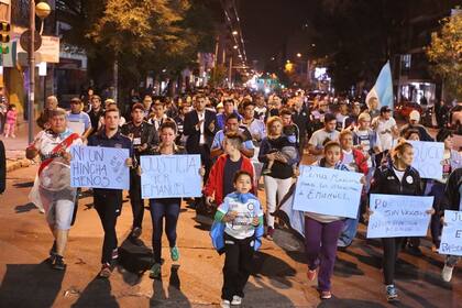 Una de las marchas pidiendo justicia por Emanuel, sin distinción de camisetas
