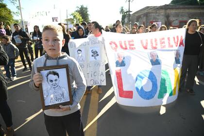 Una de las marchas que se realizaron por la aparición de Loan en la localidad de Nueve de Julio.