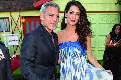 Una de las más recientes imágenes del matrimonio, cuando desfilaron por la alfombra roja del film Suburbicon, en el Regency Village Theatre de Westwood, California.
