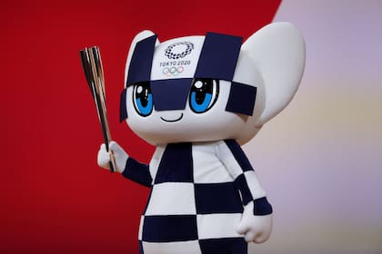 Una de las mascotas de Tokio 2020, con la antorcha olímpica
