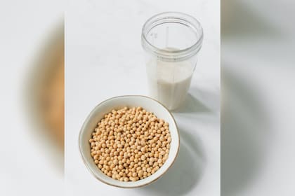 Una de las mayores razones a considerar antes de incluir regularmente la leche de soja en tu dieta es su contenido en fitoestrógenos (Foto Pexels)