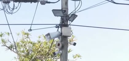 Una de las medidas que se están tomando para rastrear a la persona que efectuó el disparo es la revisión de las cámaras de seguridad