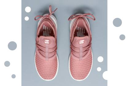 Una de las mejores cosas de incluir zapatillas en el look cotidiano es poder hacer uso de su gran tecnología al servicio de la pisada