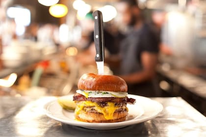 Una de las mejores hamburguesas del mundo es la de Au Cheval de Chicago, Estados Unidos