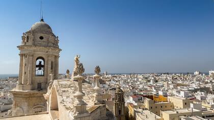 Una de las mejores maneras de descubrir Cádiz es desde las alturas.