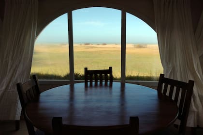 Una de las mesas del comedor de Altamar con vista a la playa