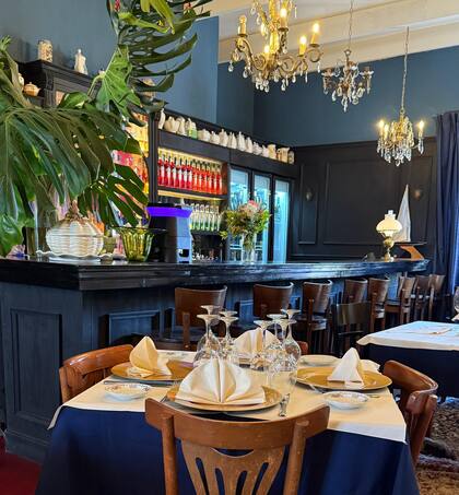 Una de las mesas del salón desde la cual se puede ver la barra